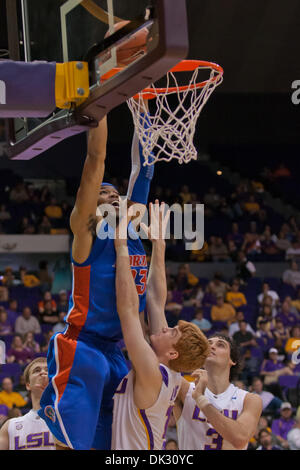 20. Februar 2011 - Baton Rouge, Louisiana, Vereinigte Staaten von Amerika - Florida Gator leiten Sie Alex Tyus (23) Dunks in der zweiten Hälfte. Florida besiegte LSU 68-61. (Kredit-Bild: © Joseph Bellamy/Southcreek Global/ZUMAPRESS.com) Stockfoto