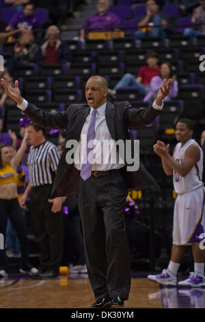 20. Februar 2011 - Baton Rouge, Louisiana, Vereinigte Staaten von Amerika - LSU Tigers Trainer Trent Johnson Bewegungen in Richtung seines Teams in der zweiten Hälfte. Florida besiegte LSU 68-61. (Kredit-Bild: © Joseph Bellamy/Southcreek Global/ZUMAPRESS.com) Stockfoto