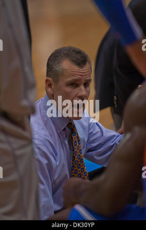 20. Februar 2011 spricht - Baton Rouge, Louisiana, Vereinigte Staaten von Amerika - Florida Gator Head Coach Billy Donovan mit seinem Team während einer Auszeit. Florida besiegte LSU 68-61. (Kredit-Bild: © Joseph Bellamy/Southcreek Global/ZUMAPRESS.com) Stockfoto