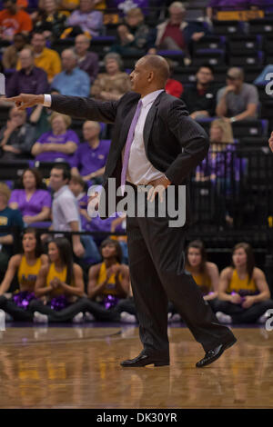 20. Februar 2011 - Baton Rouge, Louisiana, Vereinigte Staaten von Amerika - LSU Tigers Trainer Trent Johnson zusieht wie seine Tiger nach Florida 61-68 verlieren. (Kredit-Bild: © Joseph Bellamy/Southcreek Global/ZUMAPRESS.com) Stockfoto