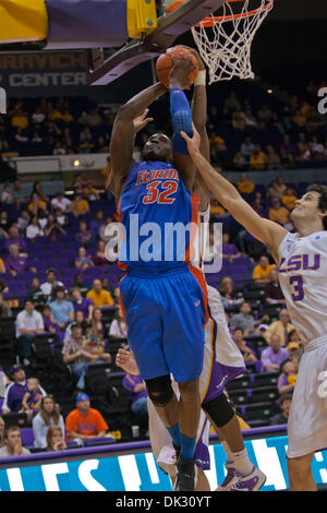 20. Februar 2011 - Baton Rouge, Louisiana, Vereinigte Staaten von Amerika - Florida Gator Zentrum Vernon Macklin (32) hat seine abgewehrt von hinten in der zweiten Hälfte. Florida besiegte LSU 68-61. (Kredit-Bild: © Joseph Bellamy/Southcreek Global/ZUMAPRESS.com) Stockfoto