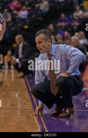 20. Februar 2011 blickt als Niederlage Gators LSU 68-61 - Baton Rouge, Louisiana, Vereinigte Staaten von Amerika - Florida Gator Head Coach Billy Donovan auf. (Kredit-Bild: © Joseph Bellamy/Southcreek Global/ZUMAPRESS.com) Stockfoto