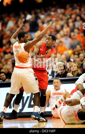 19. Februar 2011: Rutgers vorwärts Jonathan Mitchell (#24) die Basketball hinter Syrakus übergibt bewachen Dion Kellner (#3). Syrakus besiegt Rutgers 84-80 im Carrier Dome in Syracuse, NY. (Kredit-Bild: © Alan Schwartz/Cal Sport Media/ZUMAPRESS.com) Stockfoto