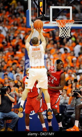 19. Februar 2011: Syrakus Guard Brandon Triche (#20) führt einen Torwurf an zwei Punkten während des Spielens Rutgers. Syrakus besiegt Rutgers 84-80 im Carrier Dome in Syracuse, NY. (Kredit-Bild: © Alan Schwartz/Cal Sport Media/ZUMAPRESS.com) Stockfoto