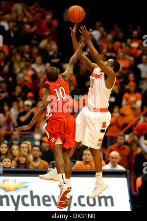 19. Februar 2011: Syrakus Guard Scoop Jardine (#11) und Rutgers Guard James Beatty (#10) beide gehen für den Basketball in der Carrier Dome. Syrakus besiegt Rutgers 84-80 im Carrier Dome in Syracuse, NY. (Kredit-Bild: © Alan Schwartz/Cal Sport Media/ZUMAPRESS.com) Stockfoto