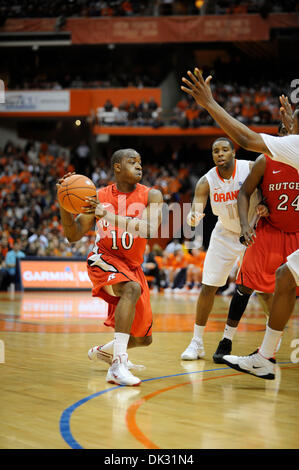 19. Februar 2011: Rutgers bewachen James Beatty (#10) sieht die Basketball passieren während des Spielens von Syrakus. Syrakus besiegt Rutgers 84-80 im Carrier Dome in Syracuse, NY. (Kredit-Bild: © Alan Schwartz/Cal Sport Media/ZUMAPRESS.com) Stockfoto