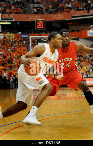 19. Februar 2011: Syrakus Wache Scoop Jardine (#11) fährt in Richtung Korb mit Rutgers vorwärts Jonathan Mitchell (#24) zu verteidigen.  Syrakus besiegt Rutgers 84-80 im Carrier Dome in Syracuse, NY. (Kredit-Bild: © Alan Schwartz/Cal Sport Media/ZUMAPRESS.com) Stockfoto