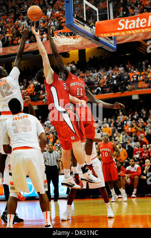 19. Februar 2011: Rutgers Guard/Forward Dane Miller (#11) geht für den Basketball während des Spielens von Syrakus.  Syrakus besiegt Rutgers 84-80 im Carrier Dome in Syracuse, NY. (Kredit-Bild: © Alan Schwartz/Cal Sport Media/ZUMAPRESS.com) Stockfoto