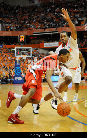 19. Februar 2011: Rutgers schützen Sie Mike Poole (#32) Kopf in Richtung Korb während Syrakus nach vorn Kris Joseph (#32) verteidigt.  Syrakus besiegt Rutgers 84-80 im Carrier Dome in Syracuse, NY. (Kredit-Bild: © Alan Schwartz/Cal Sport Media/ZUMAPRESS.com) Stockfoto