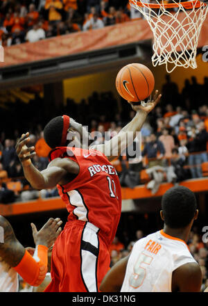 19. Februar 2011: Rutgers Guard/Forward Dane Miller (#11) versucht zu zwei Zeitpunkten während des Spielens von Syrakus. Syrakus besiegt Rutgers 84-80 im Carrier Dome in Syracuse, NY. (Kredit-Bild: © Alan Schwartz/Cal Sport Media/ZUMAPRESS.com) Stockfoto