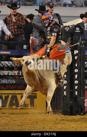 21. Februar 2011 - Arlington, Texas, USA - 19. Februar 2011: Bull Rider Austin Meier während der PBR Dickies Eisen Cowboy Invitational II präsentiert von WinStar Casino der Welt im Cowboys Stadium in Arlington, TX. (Kredit-Bild: © Patrick Grün/Southcreek Global/ZUMAPRESS.com) Stockfoto