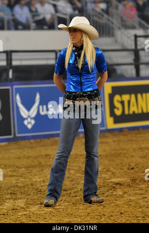 21. Februar 2011 - Arlington, Texas, USA - 19. Februar 2011: A Cowgirl Küken während der PBR Dickies Eisen Cowboy Invitational II präsentiert von WinStar Casino der Welt im Cowboys Stadium in Arlington, TX. (Kredit-Bild: © Patrick Grün/Southcreek Global/ZUMAPRESS.com) Stockfoto