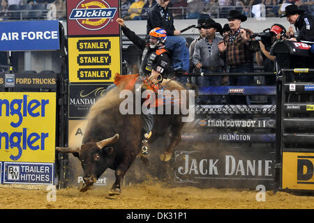 21. Februar 2011 - Arlington, Texas, USA - 19. Februar 2011: Bull Rider Austin Meier während der PBR Dickies Eisen Cowboy Invitational II präsentiert von WinStar Casino der Welt im Cowboys Stadium in Arlington, TX. (Kredit-Bild: © Patrick Grün/Southcreek Global/ZUMAPRESS.com) Stockfoto