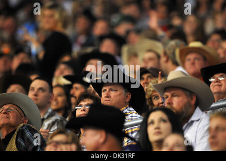 21. Februar 2011 - Arlington, Texas, USA - 19. Februar 2011: Das Publikum während der PBR Dickies Eisen Cowboy Invitational II präsentiert von WinStar Casino der Welt im Cowboys Stadium in Arlington, TX. (Kredit-Bild: © Patrick Grün/Southcreek Global/ZUMAPRESS.com) Stockfoto