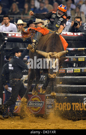 21. Februar 2011 - Arlington, Texas, USA - 19. Februar 2011: Bull Rider Austin Meier Bushwacker Fahrten während der PBR Dickies Eisen Cowboy Invitational II präsentiert von WinStar Casino der Welt im Cowboys Stadium in Arlington, TX. (Kredit-Bild: © Patrick Grün/Southcreek Global/ZUMAPRESS.com) Stockfoto