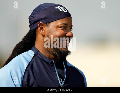 22. Februar 2011 - Port Charlotte, FL - DIRK SHADD |  Zeiten. OT 334882 SHAD RAYS 11 (22.02.11 PORT CHARLOTTE) Tampa Bay Rays Outfielder Manny Ramirez (24) Lächeln während des Gesprächs mit Teamkollegen während auf dem Feld während der Übungen an Strahlen Spring Training an der Charlotte-Sportpark, 2300 El Jobean Road in Port Charlotte Dienstagmorgen. (22.02.11). [DIRK SHADD Zeiten] (Kredit-Bild: © St. Stockfoto