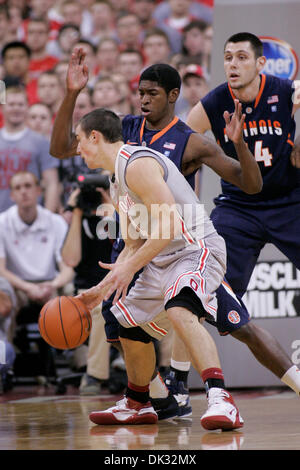 22. Februar 2011 - schützen, Columbus, Ohio, USA - Ohio State Buckeyes Wache Aaron Craft (4) von Illinois Fighting Illini bewacht wird Brandon Paul (3) in die erste Hälfte des Spiels zwischen Illinois und #3 Ohio State University in Columbus, Ohio Wert City Arena. Ohio State besiegt Illinois 89-70. (Kredit-Bild: © Scott Stuart/Southcreek Global/ZUMAPRESS.com) Stockfoto