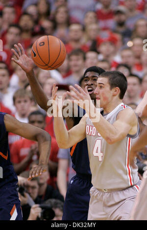 22. Februar 2011 - klopft Columbus, Ohio, USA - Illinois Fighting Illini Guard Brandon Paul (3) dem Ball aus den Händen der Ohio State Buckeyes Garde Aaron Craft (4) in der ersten Hälfte des Spiels zwischen Illinois und Ohio State University #3 in Wert City Arena, Columbus, Ohio. Ohio State besiegt Illinois 89-70. (Kredit-Bild: © Scott Stuart/Southcreek Global/ZUMAPRESS.com) Stockfoto