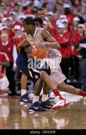 22. Februar 2011 - Columbus, Ohio, USA - Ohio State Buckeyes bewachen William Buford (44) dribbelt um Illinois Fighting Illini Guard Brandon Paul (3) in der ersten Hälfte des Spiels zwischen Illinois und Ohio State University #3 in Wert City Arena, Columbus, Ohio. Ohio State besiegt Illinois 89-70. (Kredit-Bild: © Scott Stuart/Southcreek Global/ZUMAPRESS.com) Stockfoto