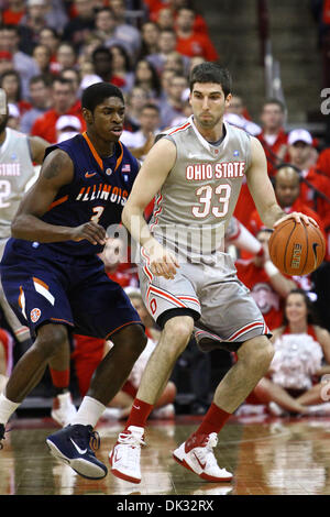 22. Februar 2011 - schützen, Columbus, Ohio, USA - Illinois Fighting Illini Guard Brandon Paul (3) wachen Ohio State Buckeyes Jon Diebler (33) in die erste Hälfte des Spiels zwischen Illinois und Ohio State University #3 in Wert City Arena, Columbus, Ohio. Ohio State besiegt Illinois 89-70. (Kredit-Bild: © Scott Stuart/Southcreek Global/ZUMAPRESS.com) Stockfoto