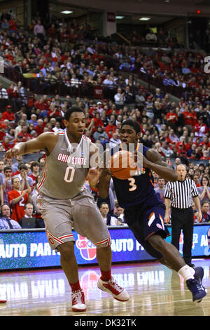 22. Februar 2011 - Columbus, Ohio, USA - Illinois Fighting Illini Guard Brandon Paul (3) um Ohio State Buckeyes Jared Sullinger (0) in der ersten Hälfte des Spiels zwischen Illinois und #3 Ohio State University in Columbus, Ohio Wert City Arena treibt. Ohio State besiegt Illinois 89-70. (Kredit-Bild: © Scott Stuart/Southcreek Global/ZUMAPRESS.com) Stockfoto