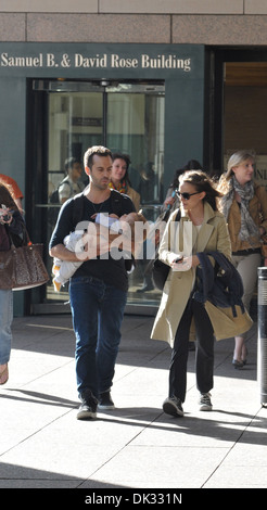 Natalie Portman getupft mit Ehemann Benjamin Millepied und Sohn Aleph verlassen Juilliard & SAB Cafe in Manhattan New York City Stockfoto