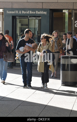 Natalie Portman getupft mit Ehemann Benjamin Millepied und Sohn Aleph verlassen Juilliard & SAB Cafe in Manhattan New York City Stockfoto