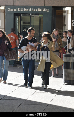 Natalie Portman getupft mit Ehemann Benjamin Millepied und Sohn Aleph verlassen Juilliard & SAB Cafe in Manhattan New York City Stockfoto