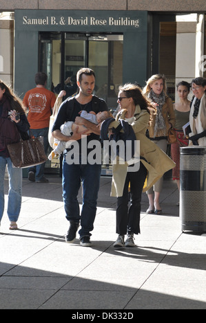 Natalie Portman getupft mit Ehemann Benjamin Millepied und Sohn Aleph verlassen Juilliard & SAB Cafe in Manhattan New York City Stockfoto