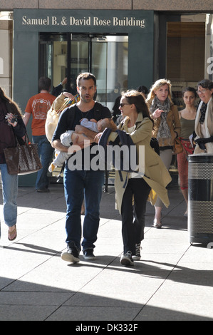 Natalie Portman getupft mit Ehemann Benjamin Millepied und Sohn Aleph verlassen Juilliard & SAB Cafe in Manhattan New York City Stockfoto