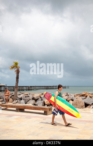 Surfer gehen auf Praia Iracema Promenade, Fortaleza, Brasilien. Stockfoto