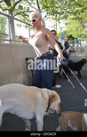Reality-Star aus "Eis liebt Coco" Austin Coco gesehen in einem Hundepark in Chelsea Piers New York City USA - 19.04.12 Stockfoto