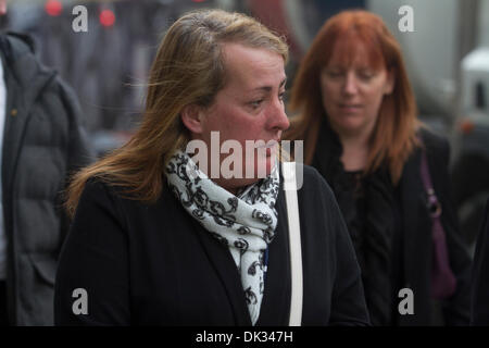 London, UK. 2. Dezember 2013. Familienmitglieder und Verwandten des ermordeten Füsilier Lee Rigby, seine Mutter Lyn Rigby ankommen im Old Bailey, besuchen die Testversion von Michael Adebolajo und Michael Adebowale, die mit der Ermordung von Schlagzeuger Lee Rigby am 22. Mai 2013 außerhalb Woolwich beauftragt sind Kaserne Credit: Amer Ghazzal/Alamy Live-Nachrichten Stockfoto