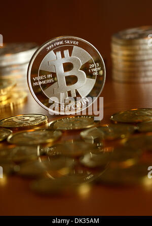 ILLUSTRATION - Bitcoins sind Oline Münzhändler "BitcoinCommodities" in Berlin, Deutschland, 28. November 2013 fotografierte. Bitcoin ist ein open-Source Peer-to-Peer elektronisches Geld und Bezahlung Netz. Die Münzen tragen ein Zahlencode genannt privaten Schlüssel, der die Bitcoin Wert bietet. Bitcoins können für digitale Zahlungen verwendet werden oder gekauft und verkauft zu einem Variablen Preis gegen andere Währungen.  Foto: JENS KALAENE Stockfoto