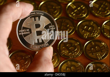 ILLUSTRATION - fotografierte Bitcoins Oline Münzhändler "BitcoinCommodities" in Berlin, Deutschland, 28. November 2013. Bitcoin ist ein open-Source Peer-to-Peer elektronisches Geld und Bezahlung Netz. Die Münzen tragen ein Zahlencode genannt privaten Schlüssel, der die Bitcoin Wert bietet. Bitcoins können für digitale Zahlungen verwendet werden oder gekauft und verkauft zu einem Variablen Preis gegen andere Währungen. Foto: JENS KALAENE Stockfoto