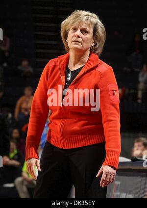 24. Februar 2011 - Charlottesville, Virginia, Vereinigte Staaten - Virginia Cavaliers Cheftrainer DEBBIE RYAN bei einem NCAA Basketball-Spiel gegen die Duke Blue Devils in der John Paul Jones Arena reagiert. Herzog gewann 71-48.  (Kredit-Bild: © Andrew Shurtleff/ZUMAPRESS.com) Stockfoto