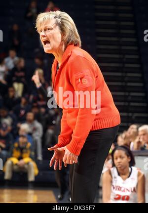 24. Februar 2011 - Charlottesville, Virginia, Vereinigte Staaten - Virginia Cavaliers Cheftrainer DEBBIE RYAN bei einem NCAA Basketball-Spiel gegen die Duke Blue Devils in der John Paul Jones Arena reagiert. Herzog gewann 71-48. (Kredit-Bild: © Andrew Shurtleff/ZUMAPRESS.com) Stockfoto