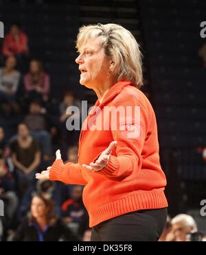 24. Februar 2011 - Charlottesville, Virginia, Vereinigte Staaten - Virginia Cavaliers Cheftrainer DEBBIE RYAN bei einem NCAA Basketball-Spiel gegen die Duke Blue Devils in der John Paul Jones Arena reagiert. Herzog gewann 71-48. (Kredit-Bild: © Andrew Shurtleff/ZUMAPRESS.com) Stockfoto