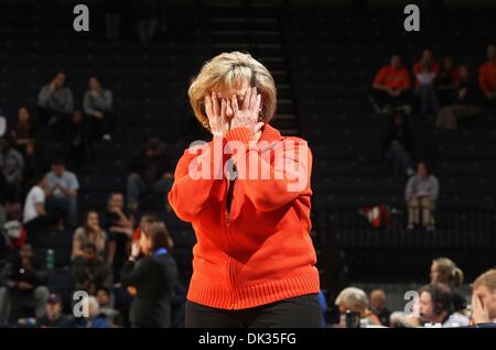 24. Februar 2011 - Charlottesville, Virginia, Vereinigte Staaten - Virginia Cavaliers Cheftrainer DEBBIE RYAN bei einem NCAA Basketball-Spiel gegen die Duke Blue Devils in der John Paul Jones Arena reagiert. Herzog gewann 71-48. (Kredit-Bild: © Andrew Shurtleff/ZUMAPRESS.com) Stockfoto