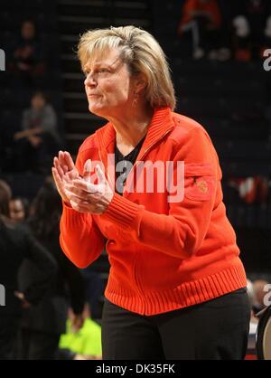 24. Februar 2011 - Charlottesville, Virginia, Vereinigte Staaten - Virginia Cavaliers Cheftrainer DEBBIE RYAN bei einem NCAA Basketball-Spiel gegen die Duke Blue Devils in der John Paul Jones Arena reagiert. Herzog gewann 71-48. (Kredit-Bild: © Andrew Shurtleff/ZUMAPRESS.com) Stockfoto