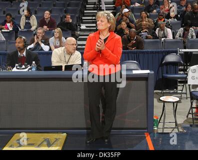 24. Februar 2011 - Charlottesville, Virginia, Vereinigte Staaten - Virginia Cavaliers Cheftrainer DEBBIE RYAN bei einem NCAA Basketball-Spiel gegen die Duke Blue Devils in der John Paul Jones Arena reagiert. Herzog gewann 71-48. (Kredit-Bild: © Andrew Shurtleff/ZUMAPRESS.com) Stockfoto