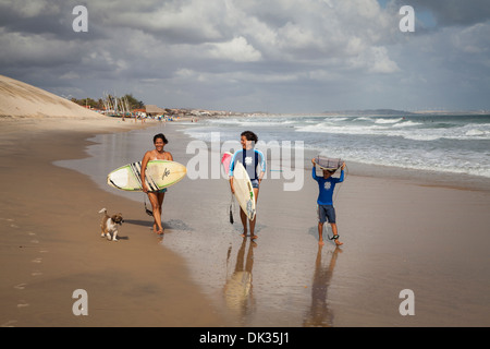 Surfer am Strand von Iguape, Bezirk Fortaleza, Brasilien. Stockfoto