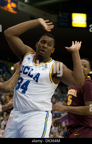 24. Februar 2011 - Westwood, Kalifornien, USA - UCLA Bruins center Joshua Smith #34 während der NCAA Basketball-Spiel zwischen den Arizona State Sun Devils und die UCLA Bruins im Pauley Pavilion. Die Bruins schlagen die Sun Devils mit einem Endstand von 71-53. (Kredit-Bild: © Brandon Parry/Southcreek Global/ZUMAPRESS.com) Stockfoto