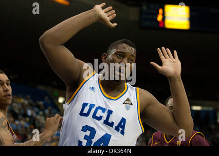 24. Februar 2011 - Westwood, Kalifornien, USA - UCLA Bruins center Joshua Smith #34 während der NCAA Basketball-Spiel zwischen den Arizona State Sun Devils und die UCLA Bruins im Pauley Pavilion. Die Bruins schlagen die Sun Devils mit einem Endstand von 71-53. (Kredit-Bild: © Brandon Parry/Southcreek Global/ZUMAPRESS.com) Stockfoto