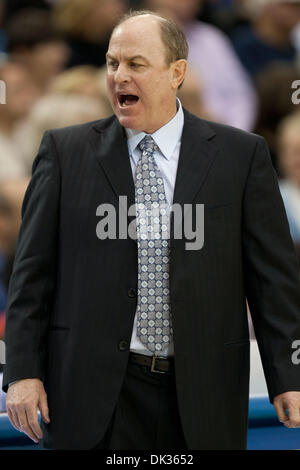 24. Februar 2011 - Westwood, Kalifornien, USA - UCLA Bruins Kopf Trainer Ben Howland während der NCAA Basketball-Spiel zwischen den Arizona State Sun Devils und die UCLA Bruins im Pauley Pavilion. Die Bruins schlagen die Sun Devils mit einem Endstand von 71-53. (Kredit-Bild: © Brandon Parry/Southcreek Global/ZUMAPRESS.com) Stockfoto