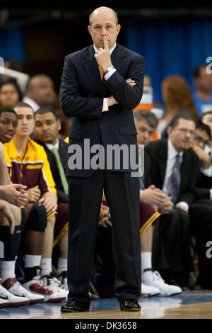 24. Februar 2011 - Westwood, Kalifornien, USA - Cheftrainer Arizona State Sun Devils Herb Sendek während der NCAA Basketball-Spiel zwischen den Arizona State Sun Devils und die UCLA Bruins im Pauley Pavilion. Die Bruins schlagen die Sun Devils mit einem Endstand von 71-53. (Kredit-Bild: © Brandon Parry/Southcreek Global/ZUMAPRESS.com) Stockfoto