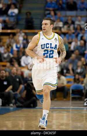 24. Februar 2011 - Westwood, Kalifornien, USA - UCLA Bruins weiterleiten Reeves Nelson #22 während der NCAA Basketball-Spiel zwischen den Arizona State Sun Devils und die UCLA Bruins im Pauley Pavilion. Die Bruins schlagen die Sun Devils mit einem Endstand von 71-53. (Kredit-Bild: © Brandon Parry/Southcreek Global/ZUMAPRESS.com) Stockfoto