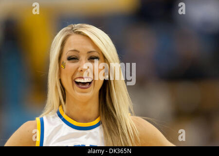 24. Februar 2011 - Westwood, Kalifornien, USA - A UCLA Cheerleader während der NCAA Basketball-Spiel zwischen den Arizona State Sun Devils und die UCLA Bruins im Pauley Pavilion. Die Bruins schlagen die Sun Devils mit einem Endstand von 71-53. (Kredit-Bild: © Brandon Parry/Southcreek Global/ZUMAPRESS.com) Stockfoto