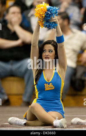 24. Februar 2011 - Westwood, Kalifornien, USA - A UCLA Cheerleader während der NCAA Basketball-Spiel zwischen den Arizona State Sun Devils und die UCLA Bruins im Pauley Pavilion. Die Bruins schlagen die Sun Devils mit einem Endstand von 71-53. (Kredit-Bild: © Brandon Parry/Southcreek Global/ZUMAPRESS.com) Stockfoto