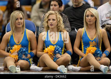 24. Februar 2011 - Westwood, Kalifornien, USA - UCLA Cheerleader während der NCAA Basketball-Spiel zwischen den Arizona State Sun Devils und die UCLA Bruins im Pauley Pavilion. Die Bruins schlagen die Sun Devils mit einem Endstand von 71-53. (Kredit-Bild: © Brandon Parry/Southcreek Global/ZUMAPRESS.com) Stockfoto